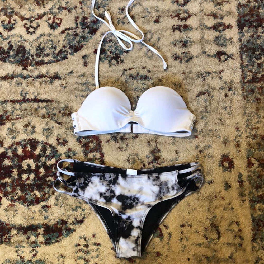 White and marble bathing suit